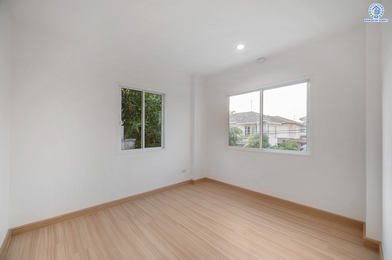 บ้านมือสองตกแต่งใหม่ โครงการ ชัยพฤกษ์ ติวานนท์-ราชพฤกษ์1 เนื้อที่ 56.3 ตร.ว. ฟังก์ชัน 3 ห้องนอน 2 ห้องน้ำ สภาพแวดล้อมดี บนทำเลศักยภาพ หน้าโครงการติดถนนใหญ่ เชื่อมต่อถนนราชพฤกษ์ ใกล้จุดขึ้นทางด่วน "ศรีสมาน" ใกล้ห้าง "เซ็นทรัล เวสต์เกต" และ "โรบินสัน ไลฟ์สไตล์ ศรีสมาน"...